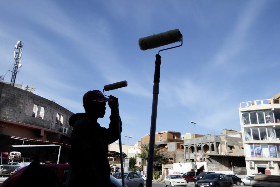 Libya, Tripoli, 28 March 2016On Feshloum square, a Malian migrant who came in Libya to work, is waiting for a job as a painter on the roadside.Libye, Tripoli, 28 mars 2016Sur la place Feshloum, un migrant malien venu chercher du travail en Libye, patiente sur le bord de la route afin de proposer ses services de peintre.Michael Zumstein / Agence VU