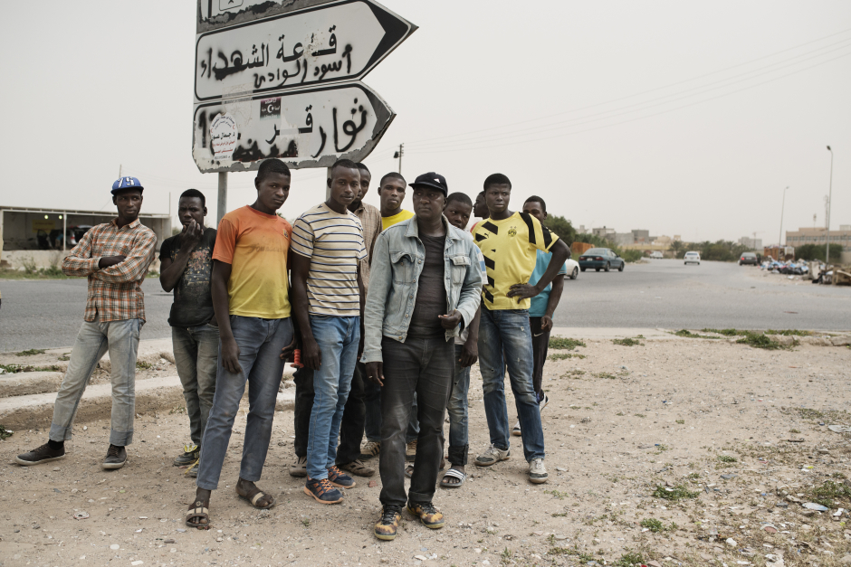 Libya, Tripoli, 02 April 2016In Souq Al Talat district, Nigerien migrants are waiting for daily jobs.Libye, Tripoli, 02 avril 2016Dans le quartier Souq Al Talat, des migrants nigériens proposent leurs services pour des travaux journaliers.Michael Zumstein / Agence VU