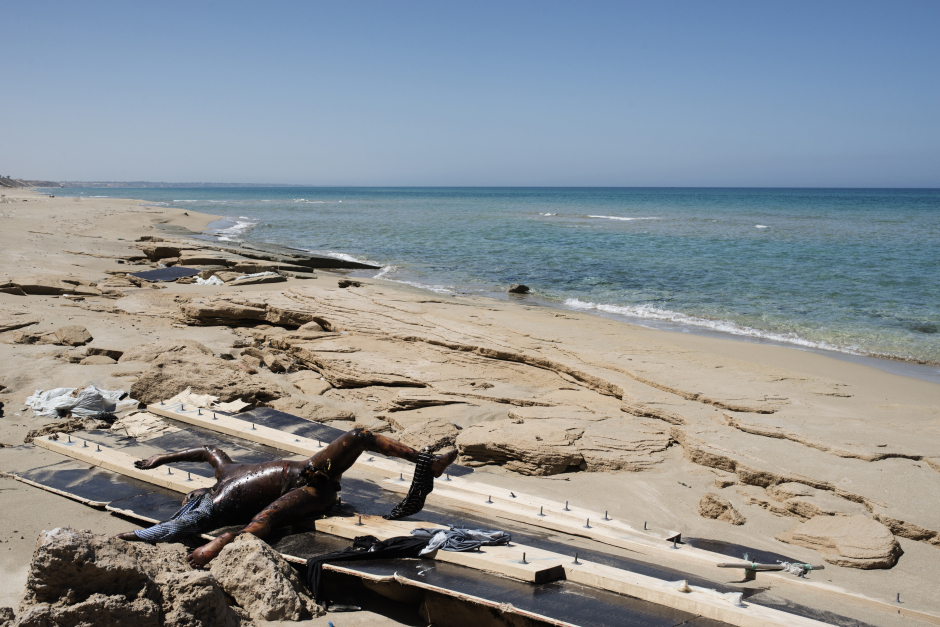 Libya, Castelverde, 29 March 2016On Garabulli's beach, 40 kilometres from Tripoli, members of the Libyan Red Crescent gather corpses from a migrants' boat which capsiezd few days ago.A migrant's dead body on craft used to cross the Mediterranean Sea to Italy.Libye, Gasr Garabulli, 29 mars 2016Sur la plage de Garabulli, à une quarantaine de kilometres de Tripoli, les membres du Croissant Rouge libyen ont été appelé pour ramasser les cadavres d'une embarcation de migrants ayant chaviré quelques jours plus tôt.Le cadavre d'un migrant repose sur la structure en bois d'une embarcation utlisée pour traverser jusqu'en Italie.Michael Zumstein / Agence VU