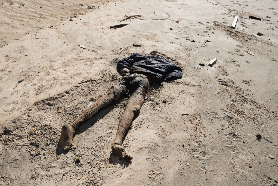 Libya, Castelverde, 29 March 2016On Garabulli's beach, 40 kilometres from Tripoli, members of the Libyan Red Crescent gather corpses from a migrants' boat which capsiezd few days ago.Migrant's dead body which grounds on the beach.Libye, Gasr Garabulli, 29 mars 2016Sur la plage de Garabulli, à une quarantaine de kilometres de Tripoli, les membres du Croissant Rouge libyen ont été appelé pour ramasser les cadavres d'une embarcation de migrants ayant chaviré quelques jours plus tôt.Le cadavre d'un migrant ayant echoué sur la plage.Michael Zumstein / Agence VU