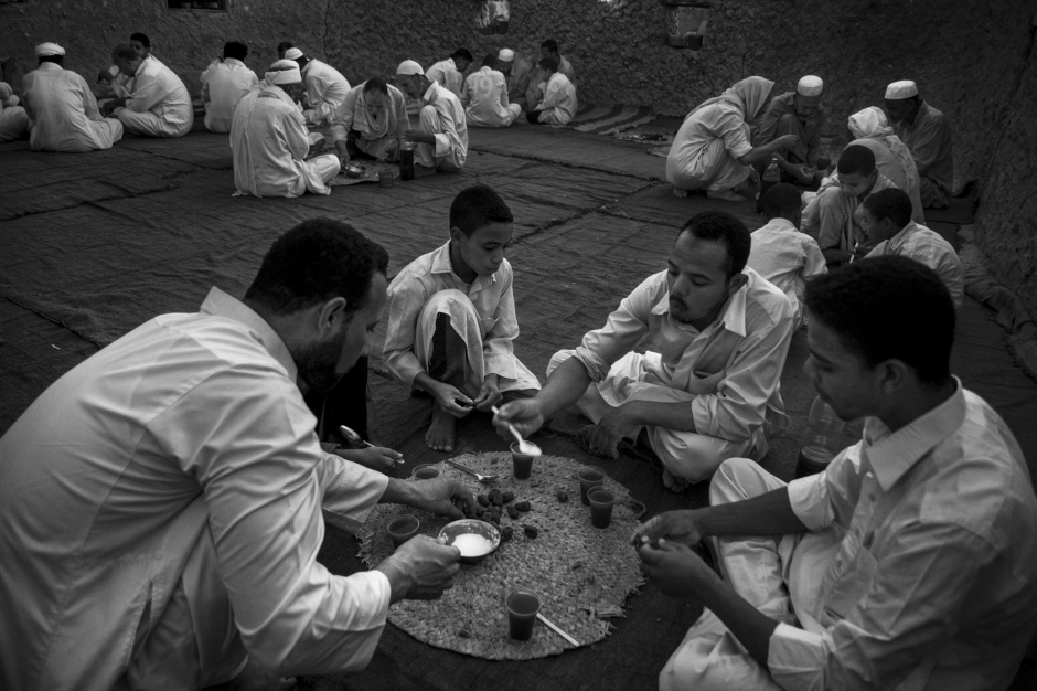 Egypt, Siwa, June 21th 2017 Breaking of the fast during the month of the Ramadan. Siwa's inhabitants are belonging to the Sufist branch of Islam. Egypte, Siwa, 21 Juin 2017 Rupture du jeûne pendant le mois de ramadan. Les habitants de Siwa ont un attachement fort au soufisme. Ferhat Bouda / Agence VU