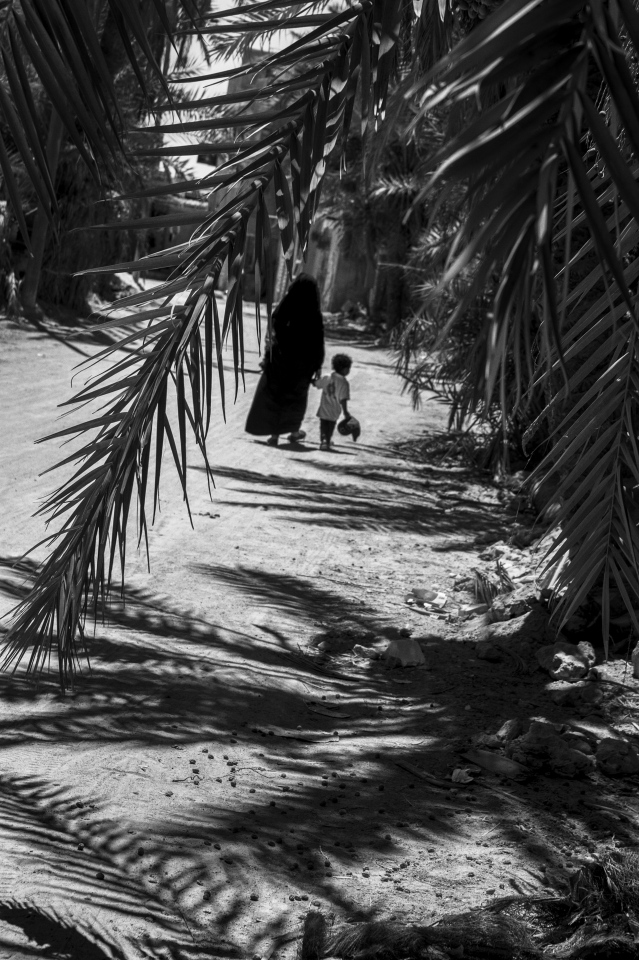 Egypt, Siwa, June 22th 2017 A street scene. It is forbidden to take pictures of women, they rarely go out of their house and when they do it, they are completely veiled. Even their eyes are hidden. Egypte, Siwa, 22 Juin 2017 Une scène de rue. Il est interdit de photographier les femmes, elles sortent rarement de leur maison, et quand elles sortent, sont complètement voilées. On ne voit même pas leurs yeux. Ferhat Bouda / Agence VU