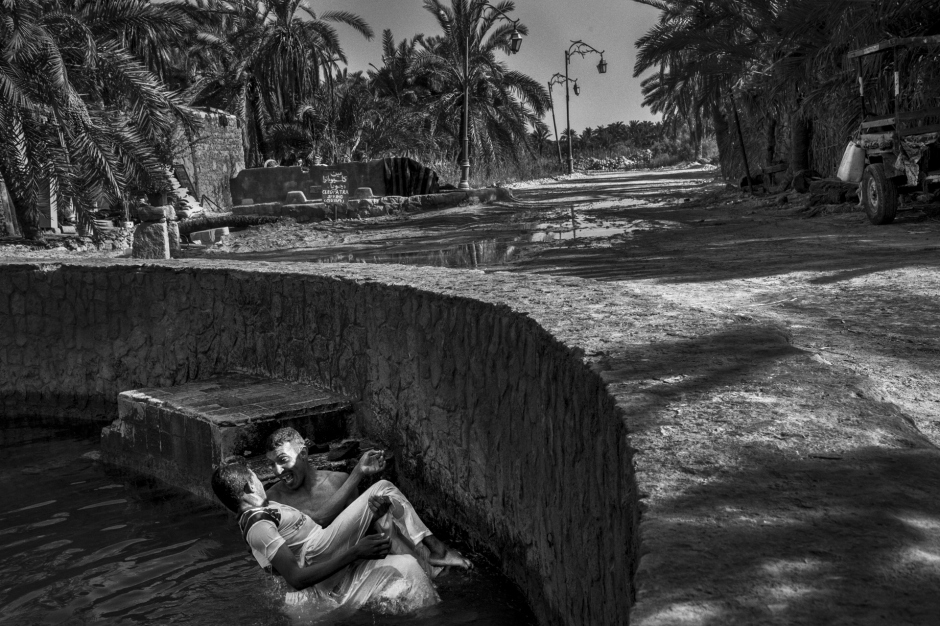 Egypt, Siwa, June 23th 2017 Streams used for the watering but youths are also using it to bath, or even take a shower... Legend says that Queen Cleopatra came to bath here. Egypte, Siwa, 23 Juin 2017 Des sources utilisées pour l'irrigation mais aussi par les jeunes qui l'utilisent pour se baigner ou pour faire leur toilette... La légende veut que Cléopâtre s'y soit baignée lors de sa venue pour consulter l'orable. Ferhat Bouda / Agence VU
