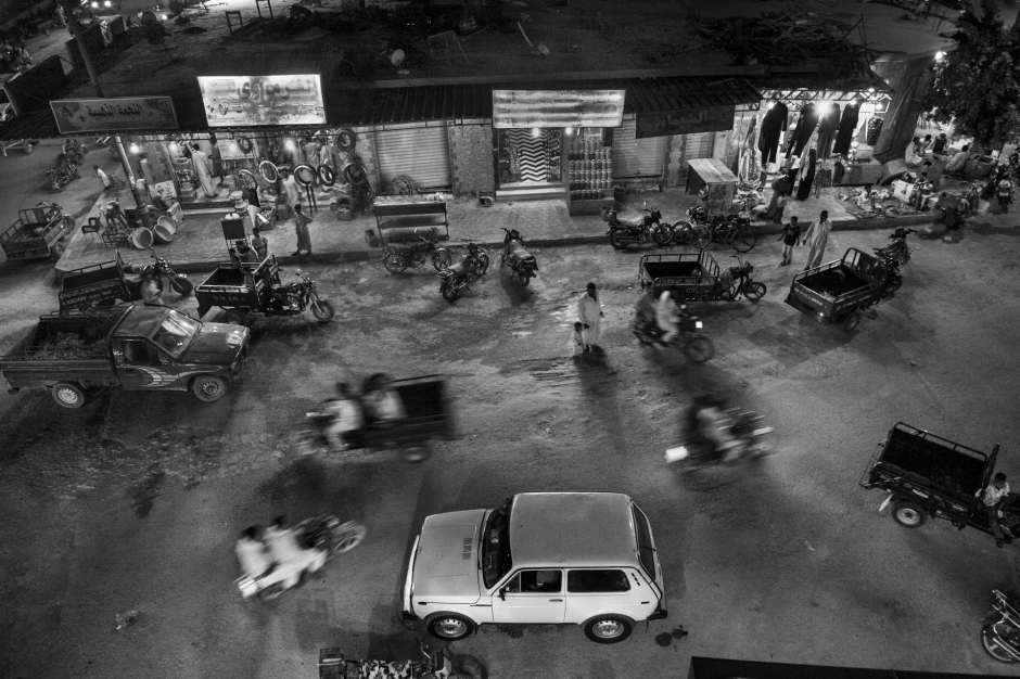 Egypt, Siwa, June 24th 2017 During the Ramadan, people are staying at home during the day, because of the heat. They are going out at night, to meet and go shopping. Egypte, Siwa, 24 Juin 2017 Pendant le Ramadan les gens restent chez eux pendant la journée parce qu'il fait chaud. Ils sortent plutôt la nuit pour se voir et faire des achats. Ferhat Bouda / Agence VU