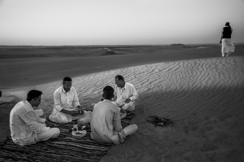 Egypt, Siwa, June 26th 2017 In Siwa's desert, even the inhabitants do not have the right to leave without approval and cannot go further than 15km toward Lybia because of the conflict and the smuggling. Egypte, Siwa, 26 Juin 2017 Dans le désert de Siwa, même les habitants n'ont pas le droit de partir sans autorisation et ils ne peuvent pas aller à plus de 15 km en direction de la Libye à cause du conflit et de la contrebande. Ferhat Bouda / Agence VU