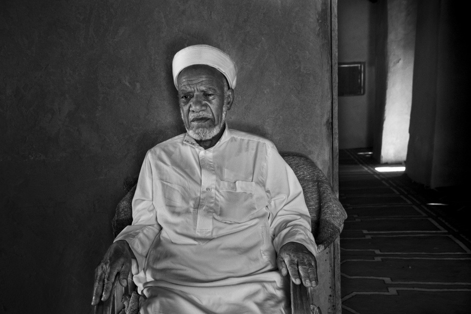 Egypt, Siwa, June 27th 2017 Abdellah has been an imam in the same mosquee for 47 years. He has been blind for a few years but do not wish to stop. Egypte, Siwa, 27 Juin 2017 Abdellah est imam dans la même mosquée depuis 47 ans. Il est devenu aveugle depuis plusieurs années, mais ne veut pas s'arrêter. Ferhat Bouda / Agence VU