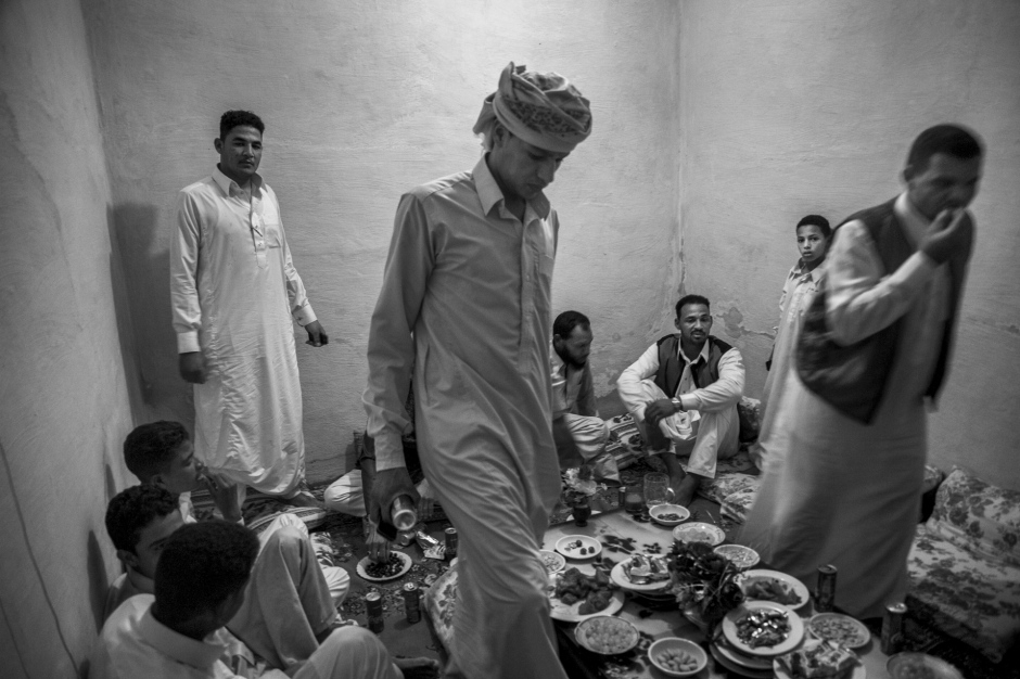 Egypt, Siwa, June 27th 2017 At the occasion of the Aid, a meeting between cousins. Egypte, Siwa, 27 Juin 2017 Une rencontre entre cousins à l'occasion de l'Aid. Ferhat Bouda / Agence VU