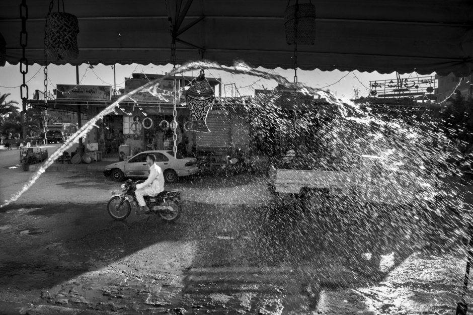 Egypt, Siwa, June 21th 2017 A street scene. The oasis got plenty of water. Egypte, Siwa, 21 Juin 2017 Une scéne de rue. L'oasis est riche en eau. Ferhat Bouda / Agence VU