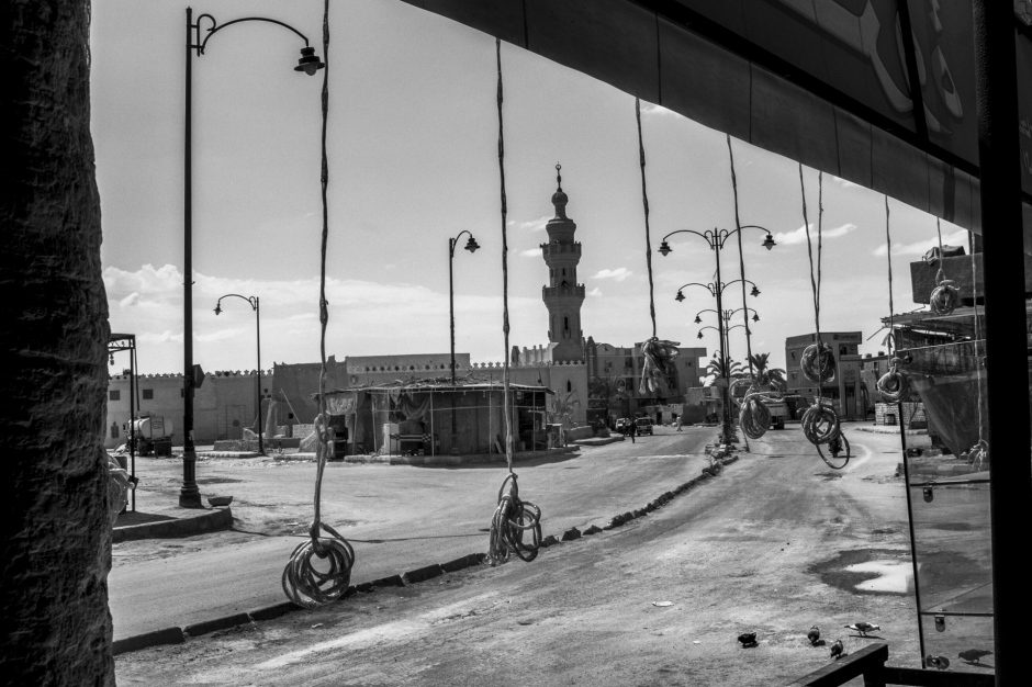 Egypt, Siwa, June 20th 2017 During the Ramadan, the street is empty. It is hot, people are not getting out of their house. Egypte, Siwa, 20 Juin 2017 Pendant le Ramadan, la rue est vide. Il fait chaud, les gens ne sortent pas de chez eux. Ferhat Bouda / Agence VU