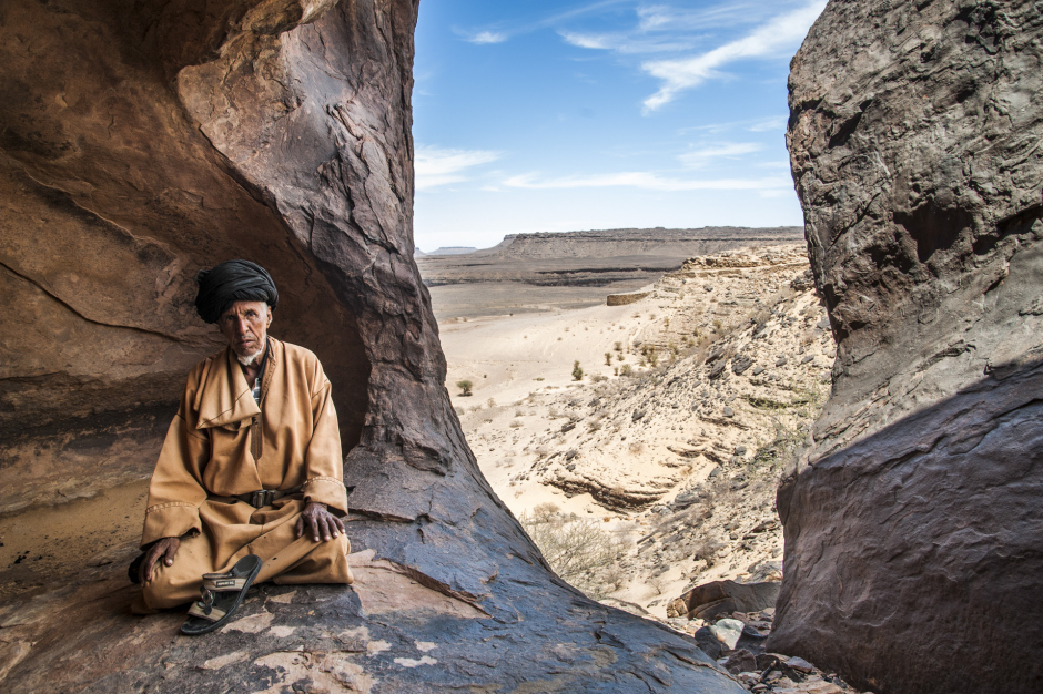 Mauritania, Adrar region, March 25th 2018 In the region of Amogjar. Portrait of Ould El Cadi. During the tourist season, he lives with his wife near the Amogjar pass. He receives tourists and accompanies them during their visit to show them the remains of rock paintings. Mauritanie, Adrar, 25 mars 2018 Région d'Amogjar. Portrait de Ould El Cadi. Durant la saison touristique, il vit avec sa femme à coté de la passe d'Amogjar. Il reçoit les touristes et les accompagne pendant leur visite afin de leur montrer les restes des peintures rupestres. Ferhat Bouda / Agence VU