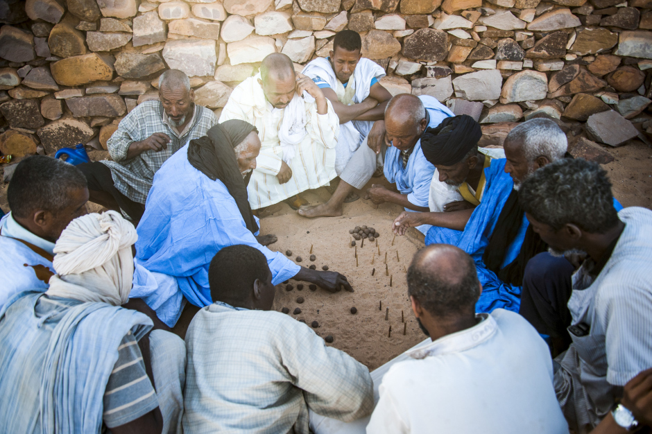 Mauritania, Adrar region, Ouadane, March 26th 2018 The men of Ouadane recreate a game of checkers on the sand, with camel droppings and pieces of wood. Mauritanie, Adrar, Ouadane, 26 mars 2018 Les hommes de Ouadane reconstituent un jeux de dames sur le sable, avec des crottes de chameaux et les bouts de bois. Ferhat Bouda / Agence VU
