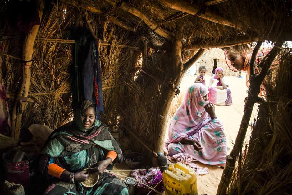 Mauritania, Adrar region, Tanouchert, March 30th 2018 Portrait of Mariam, who makes objects during the tourist period, which allows her to earn some money to help her family. Mauritanie, Adrar, Tanouchert, 30 mars 2018 Portrait de Mariam, qui fabrique des objets pendant la période touristique, ce qui lui permet de gagner un peu d'argent pour aider sa famille. Ferhat Bouda / Agence VU