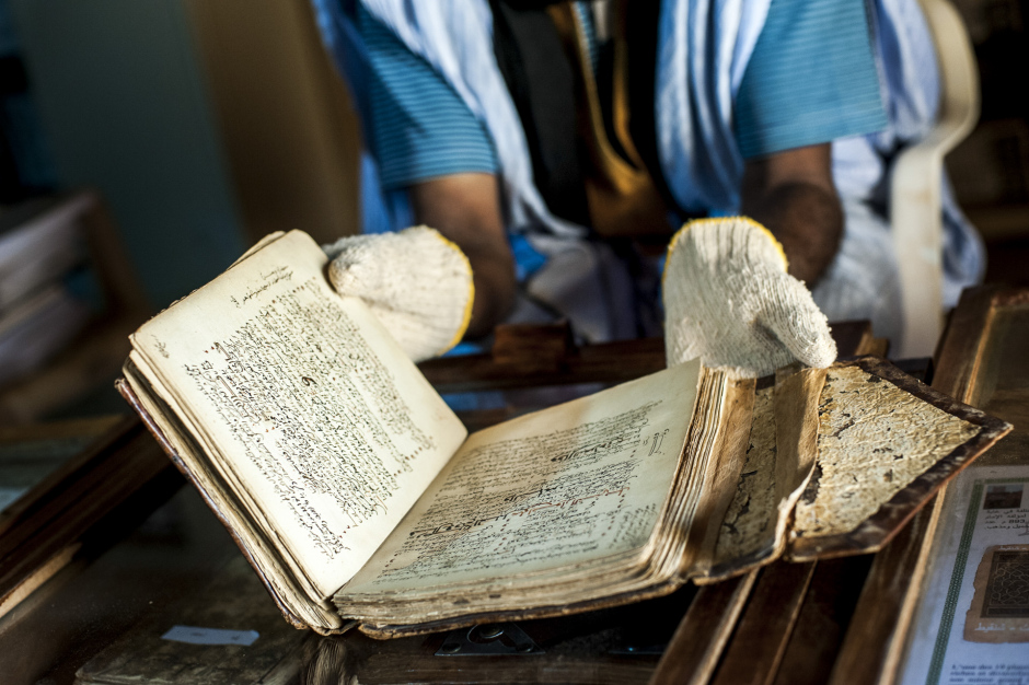 Mauritania, Adrar region, Chinguetti, March 31st 2018 The Habet family library. There are not only religious manuscripts, but also books on other subjects, such as astronomy, law and mathematics. The manuscripts date from different periods, many are in poor condition due to poor conservation. Mauritanie, Adrar, Chinguetti, 31 mars 2018 La bibliothèque familliale des Habet. On n'y trouve pas uniquement des manuscrits religieux, mais aussi des ouvrages sur d'autres sujets, comme l’astronomie, le droit et les mathématiques. Les manuscrit datent de différentes époques, beaucoup sont en mauvais état à cause d'une mauvaise conservation. Ferhat Bouda / Agence VU