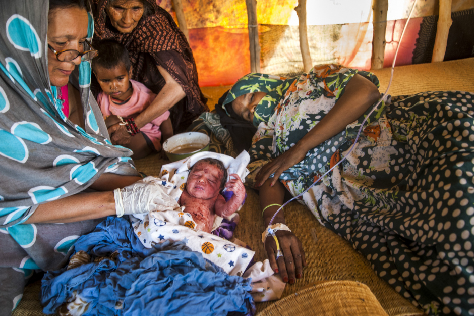 Mauritania, Adrar region, April 2nd 2018 Fatimatou Habat gave birth last night. The next day a midwife came to help him. Mauritanie, Adrar, 2 avril 2018 Fatimatou Habat a accouché hier soir. Dès le lendemain une sage femme est venue pour l'aider. Ferhat Bouda / Agence VU
