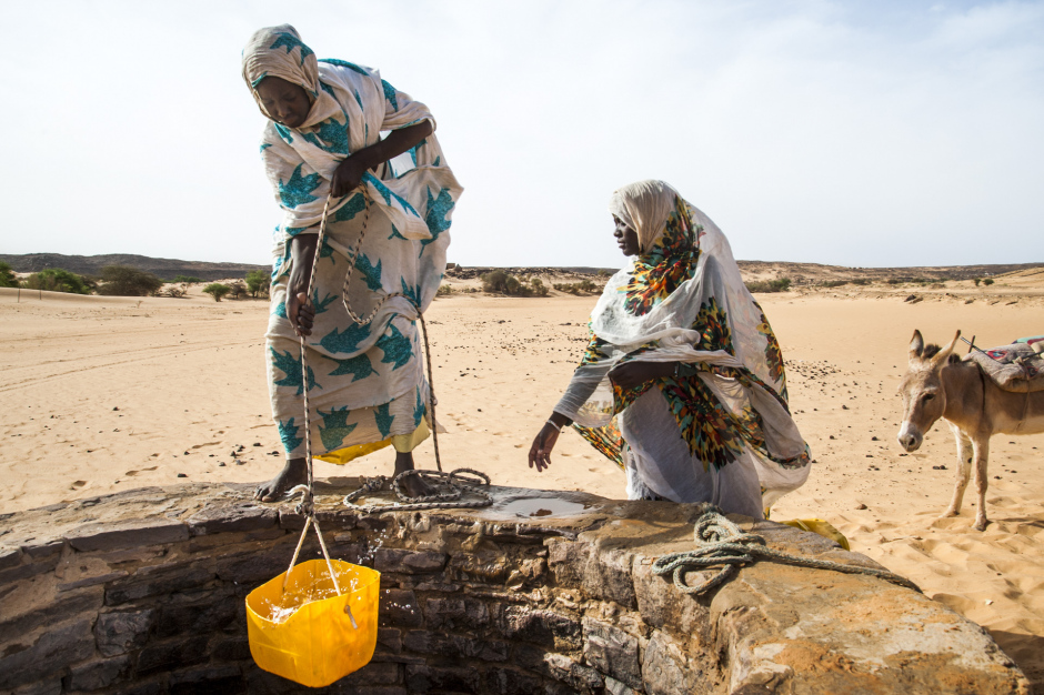 Mauritania, Adrar region, Timinit, April 4th 2018 Women picking up water in a well in Timinit. Mauritanie, Adrar, Timinit, 4 avril 2018 Des femmes vont chercher de l'eau dans un puits à Timinit. Ferhat Bouda / Agence VU