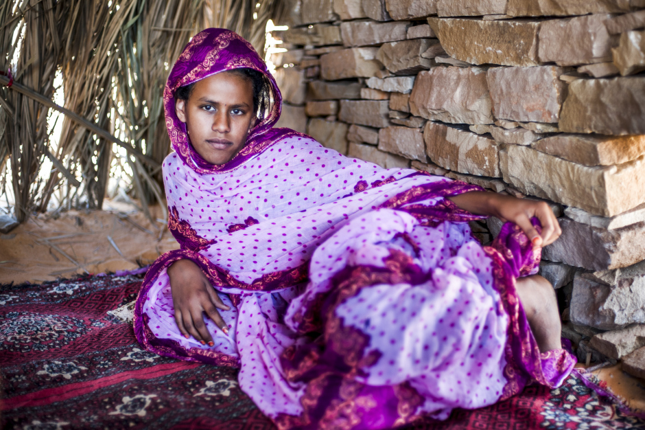 Mauritania, Adrar region, Timinit, April 4th 2018 Zeinabou mint Sene, 16 years old. She cannot continue her studies at college because there is no school in the village, which has only one primary class. Mauritanie, Adrar, Timinit, 4 avril 2018 Zeinabou mint Sene, 16 ans. Elle ne peut pas continuer ses études au collège parce qu'il n ya pas d'école dans le village, qui ne possède qu'une classe de primaire. Ferhat Bouda / Agence VU