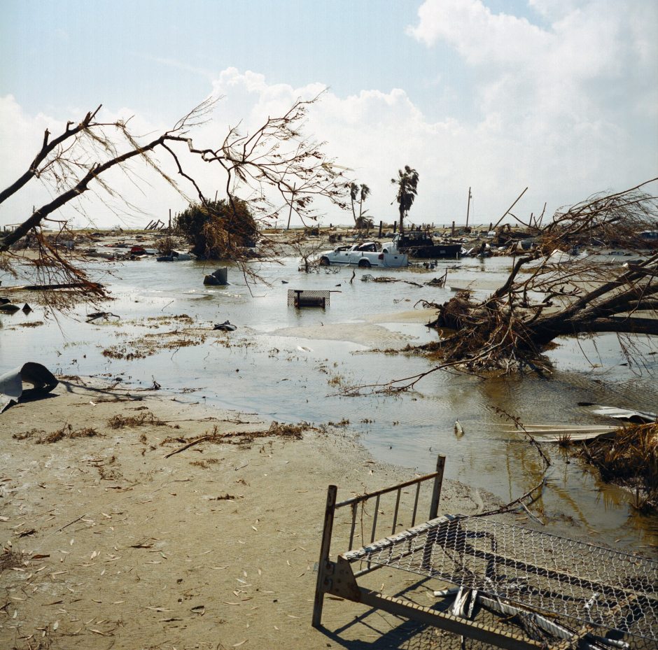 USA, Louisiana, Holly Beach, 25 September 2005 Holly Beach, population of 300, used to be a tiny fishing town. Now, it is a strip of sand with the Gulf of Mexico on one side and a flooded marsh on the other. After the Hurricane Rita. USA, Louisiane, Holly Beach, 25 septembre 2005 Holly Beach, 300 ‚mes, Ètait un petit village de pÍcheur. DÈsormais ce n'est plus qu'un banc de sable avec d'un cÙtÈ le Golfe du Mexique et de l'autre un marais inondÈ. AprËs le passage du cyclone Rita. Philippe Brault / Agence VU