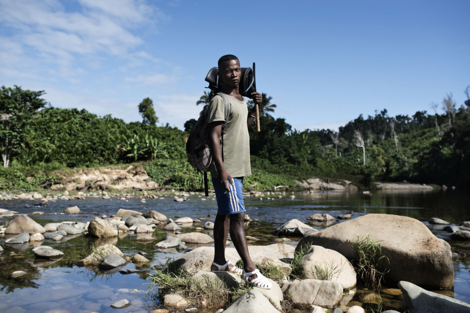 Madagascar, 21 May 2014Bruno is posing on the Iagnobé riverbanks with a machete and inner tubes that help him to carry rosewood trunks which have been illegally cut in the Masoala National Park.Madagascar, 21 mai 2014Bruno pose sur les rives de la rivière Iagnobé, équipé d'une machette et des chambres à air qui l'aident à transporter des troncs de bois de rose coupés illégalement dans le parc national de Masoala.Michael Zumstein / Agence VU