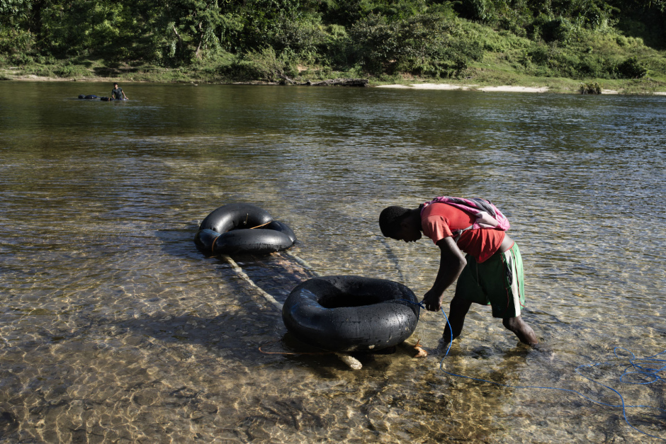 Madagascar, 21 May 2014A man is flowing down Iagnobé river with rosewood trunks which have been illegally cut in the Masoala National Park. He is unloading his raft.Madagascar, 21 mai 2014Un homme descend la rivière Iagnobé avec des troncs de bois de rose coupés illégalement dans le parc national de Masoala. Il s'apprête à décharger son radeau.Michael Zumstein / Agence VU
