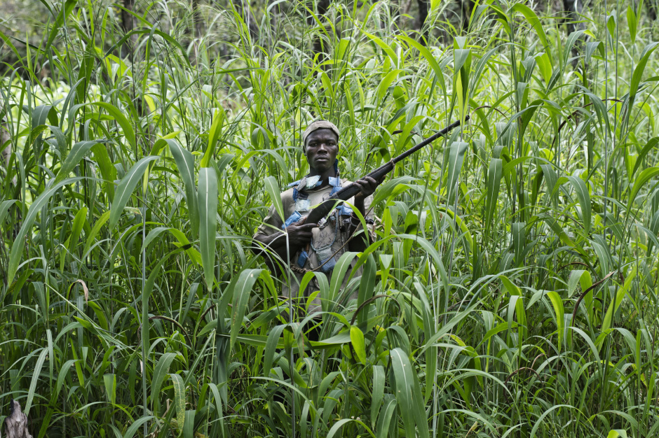 Central African Republic, Bossangoa, 29 September 2013A member of a self-defense group (anti-Balaka) is posing with his gun in the bush near Bossangoa.RÈpublique Centrafricaine, Bossangoa, 29 septembre 2013Un membre d'un groupe d'auto-dÈfense (Anti Balaka) pose avec son arme dans la brousse prËs de Bossangoa.Michael Zumstein / Agence VU