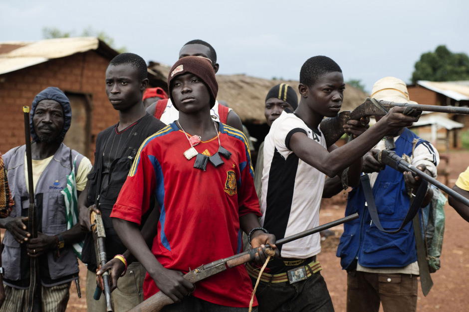 Central African Republic, Njoh, 24 September 2013Men who claim to be members of the Anti-Balaka movement, which fights the former-Seleka, are posing with guns in the main street of Njoh.RÈpublique Centrafricaine, Njoh, 24 septembre 2013Des hommes se reclamant des combattants Anti-Balaka, opposÈs aux soldats de l'ex-Seleka, posent avec leurs armes dans la rue principale de la ville de Njoh.Michael Zumstein / Agence VU