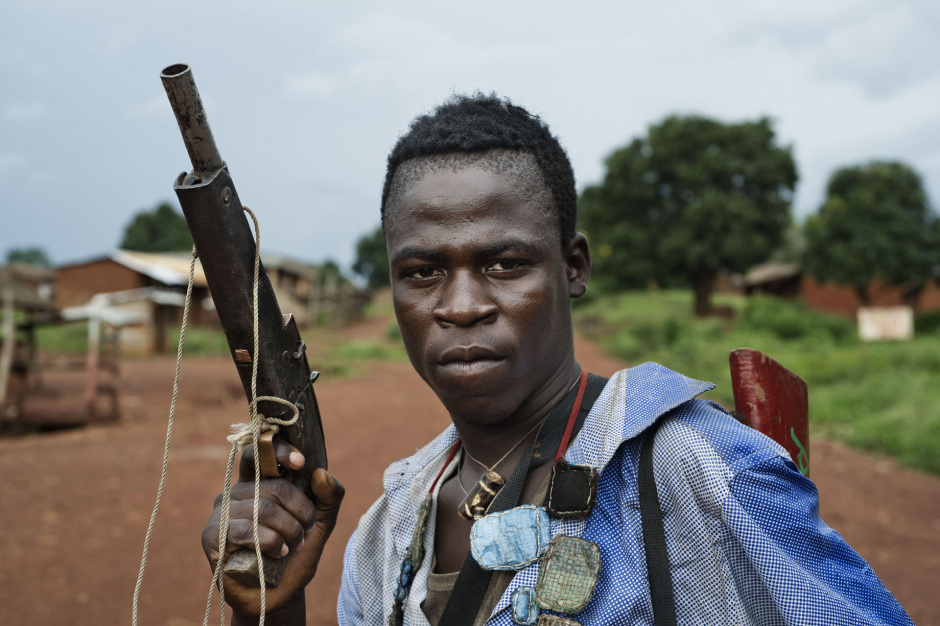 Central African Republic, Njoh, 24 September 2013A man who claims to be a member of Anti-Balaka movement, which fights former-Seleka, is posing with his gun in the main street of Njoh.RÈpublique Centrafricaine, Njoh, 24 septembre 2013Un homme se reclamant des combattants Anti-Balaka, opposÈs aux soldats de l'ex-Seleka, pose avec son arme dans la rue principale de la ville de Njoh.Michael Zumstein / Agence VU