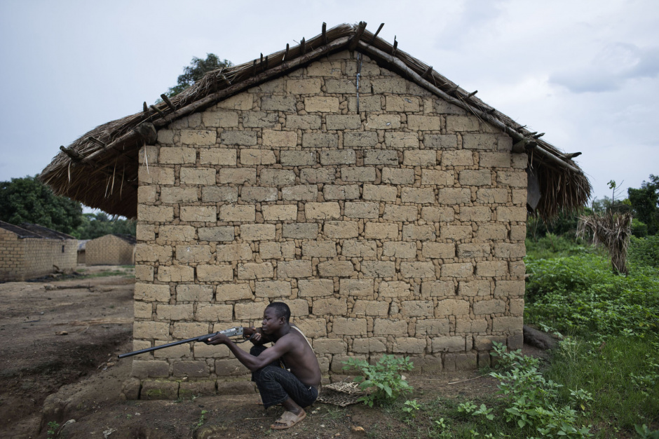 Central African Republic, Bandoro Kota, 24 September 2013A member of a self-defense group of the village of Bandoro Kota is waiting in front of a burnt house, after the fights between former Seleka soldiers (together with Fulani nomads) and the self-defense group of villagers.RÈpublique Centrafricaine, Bandoro Kota, 24 septembre 2013Un membre d'un groupe d'auto-dÈfense du village de Bandoro Kota, ‡ l'aff˚t devant une maison br˚lÈe, aprËs les rÈcents affrontements et les represailles entre combattants de l'ex Seleka (et les nomades Peuls) et le groupe d'auto-dÈfense villageois.Michael Zumstein / Agence VU