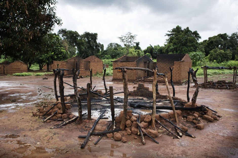 Central African Republic, Bakota, 24 September 2013On the path which links up Bossembele to Bossangoa, in the destroyed village of Bakota, the village storehouse has been burnt during the fights between former Seleka soldiers and a self-defense group of villagers.RÈpublique Centrafricaine, Bakota, 24 septembre 2013Sur la piste reliant Bossembele ‡ Bossangoa, dans le village de Bakota partiellement dÈtruit, un grenier communautaire br˚lÈ, aprËs les  affrontements et les represailles entre combattants de l'ex Seleka et groupe d'auto-dÈfense villageois.Michael Zumstein / Agence VU