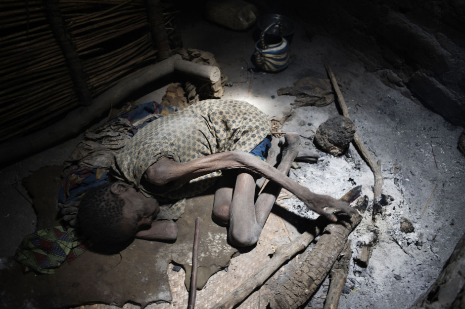 Central African Republic, Bossangoa, 29 September 2013Jeanne Zamboye, an old woman, is lying in her hut, after the inhabitants of her village have fleed in the bushes to escape the fights between former Seleka soldiers (Security and Defense Forces) and self-defenses groups (anti-Balaka).RÈpublique Centrafricaine, Bossangoa, 29 septembre 2013Jeanne Zamboye, une femme agÈe gÓt dans sa hutte aprËs que les habitants de son village aient fuit dans la brousse suite aux affrontements entre Forces de SÈcuritÈ et de DÈfense (ex Seleka) et groupes d'auto-dÈfense (Anti Balaka).Michael Zumstein / Agence VU