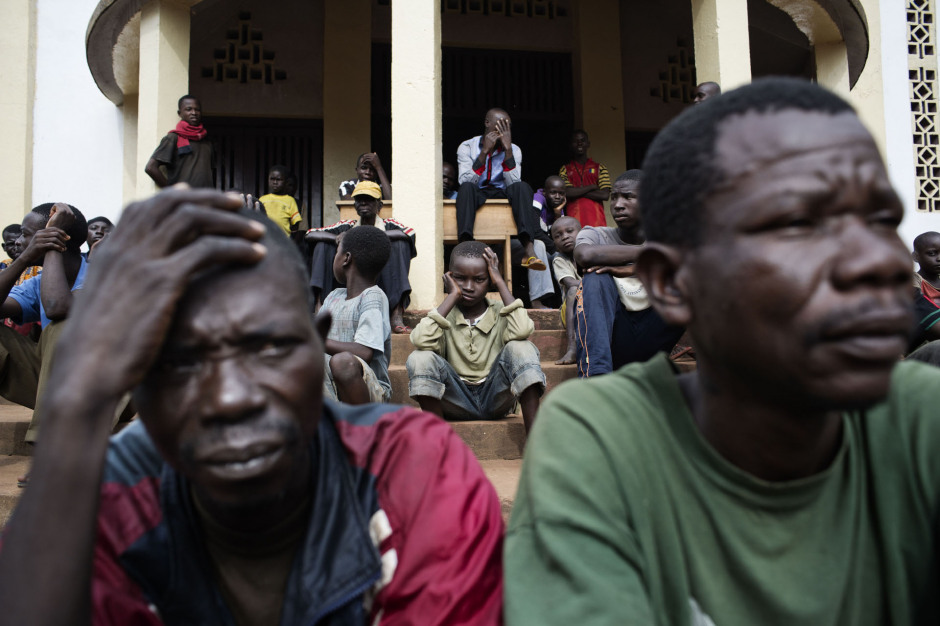 Central African Republic, Bossangoa, 23 September 2013Men and children are waiting in front of Saint Anthony de Padoua Cathedral. Almost 25 000 people have seeked refuge in the Catholic mission of Bossangoa because they fear the exactions of the former Seleka.RÈpublique Centrafricaine, Bossangoa, 23 septembre 2013Des hommes et des enfant patientent sur les marches de la cathÈdrale St Antoine de Padoue. PrËs de 25 000 personnes craignant les exactions de l'ex-Seleka sont venues se rÈfugier ‡ la mission catholique de Bossangoa.Michael Zumstein / Agence VU