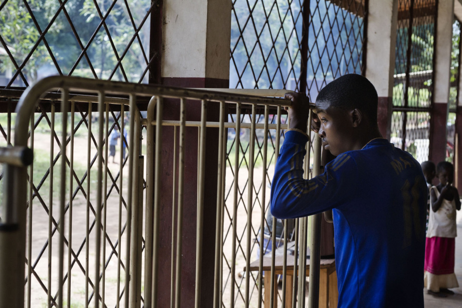 Central African Republic, Bossangoa, 23 September 2013In the hospital of Bossangoa, a young man who came with an injured man, is waiting outside the rooms.RÈpublique Centrafricaine, Bossangoa, 23 septembre 2013Dans l'hopital de Bossangoa, un jeune homme accompagnant un blessÈ, patiente ‡ l'exterieur des chambres.Michael Zumstein / Agence VU