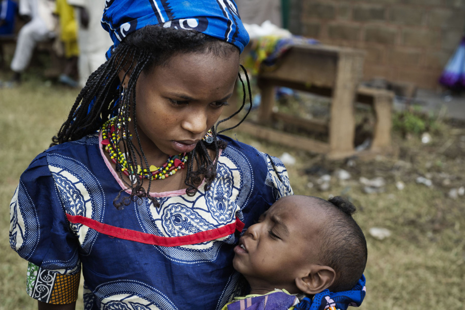 Central African Republic, Bossangoa, 23 September 2013Fadi Abdou, 13 years old, and her 2 years old brother Aboubacar, who is seriously ill, are waiting in the Liberty school, where muslim inhabitants of Bossangoa have seeked refuge because they fear the exactions of the Anti-Balaka.RÈpublique Centrafricaine, Bossangoa, 23 septembre 2013Fadi Abdou (13 ans) et sont frËre Aboubacar (2 ans), gravement malade, patientent dans l'enceinte de l'Ècole LibertÈ de Bossangoa o˘ se sont rÈfugiÈs les habitants de confession musulmane craignant les exactions des Anti-Balaka.Michael Zumstein / Agence VU