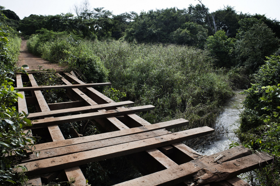 Central African Republic, Bossangoa, 24 September 2013On the northen exit of the city of Bossangoa, a bridge has been destroyed by the anti-Balaka. It stops the deployment of the former Seleka.RÈpublique Centrafricaine, Bossangoa, 24 septembre 2013A la sortie nord de la ville de Bossangoa, un pont dÈtruit par les Anti-Balaka, empÍche l'ex Seleka de se dÈployer.Michael Zumstein / Agence VU