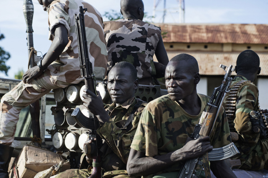 Central African Republic, Bossangoa, 29 September 2013Members of Security and Defense Forces (former Seleka) are waiting for the departure of their vehicule in a street of Bossangoa.RÈpublique Centrafricaine, Bossangoa, 29 septembre 2013Des membres des Forces de SÈcuritÈ et de DÈfense (ex Seleka) attendent le dÈpart de leur vÈhicule dans une rue de Bossangoa.Michael Zumstein / Agence VU