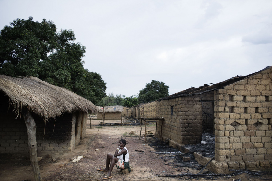 Central African Republic, Bandoro Kota, 24 September 2013In the village of Bandoro Kota, a young pregnant woman in front of burnt houses, after the fights between former Seleka soldiers (together with Fulani nomads) and the self-defense group of villagers.RÈpublique Centrafricaine, Bandoro Kota, 24 septembre 2013Dans le village de Bandoro Kota, une jeune fille enceinte, est assise au milieu des maisons br˚lÈes, aprËs les rÈcents affrontements et les represailles entre combattants de l'ex Seleka (et les nomades Peuls) et le groupe d'auto-dÈfense villageois.Michael Zumstein / Agence VU