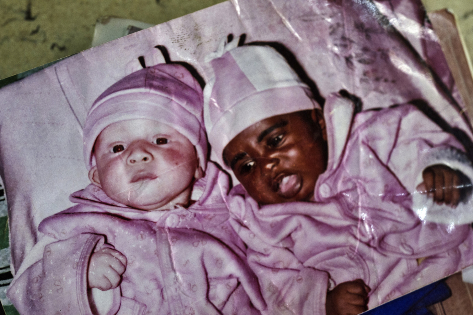 Senegal, Thiès, 28 March 2012Mohamadou Bamba Diop, president of the National Association of Albinos from Senegal (ANAS), owns many photographic archives regarding albinos.Here, a photo of two twins one of whom is albino.Sénégal, Thiès, 28 mars 2012Mohamadou Bamba Diop,  président de l'Association Nationale des Albinos du Sénégal (ANAS) possède de nombreuses archives photographiques concernant les albinos. Ici, une photo de deux jumeaux dont l'un est albinos.Michael Zumstein / Agence VU