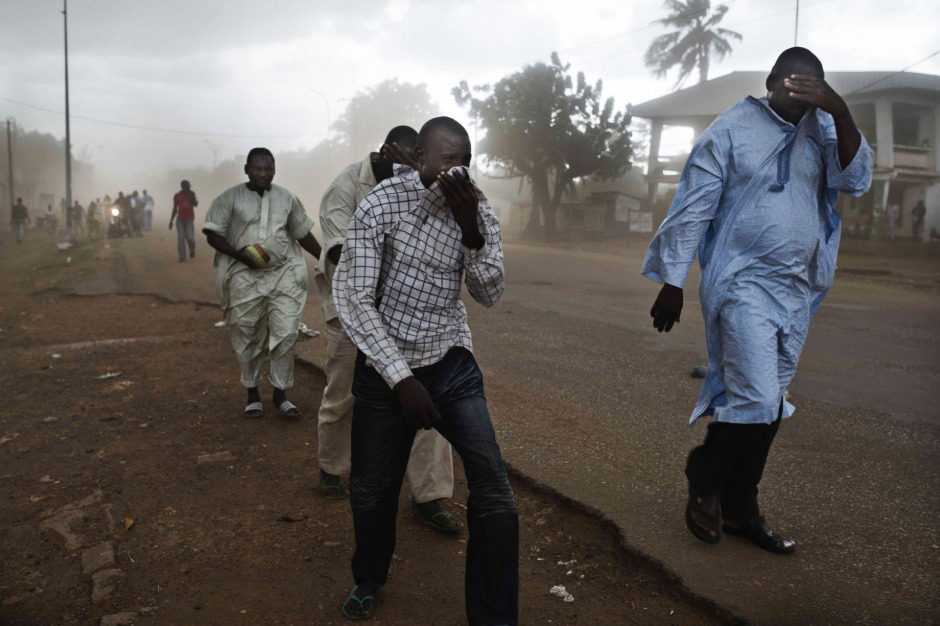 Central African Republic, Bangui, 09 December 2013Near the kilometre point N∞5, men are walking in the street, protecting themself from the wind before a storm.RÈpublique Centrafricaine, Bangui, 09 dÈcembre 2013Vers le point KilomÈtrique 5 (PK5), des hommes marchent dans la rue en se protÈgeant du vent avant un orage.Michael Zumstein / Agence VU
