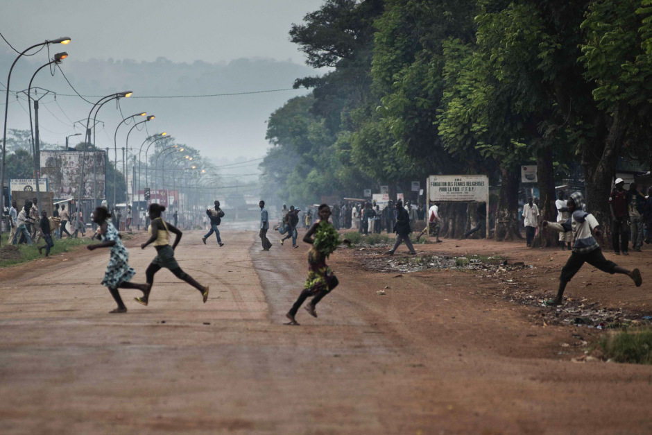 Central African Republic, Bangui, 09 December 2013Near the airport, passer by are running on the street, fleeing the clashes between the soldiers of the former-Seleka and the Anti-Balaka militiamen who came in to take the capital.RÈpublique Centrafricaine, Bangui, 09 dÈcembre 2013A proximitÈ de l'aÈroport, des passants traversent en courant la route par crainte des affrontements entre miliciens Anti Balaka et soldats de l'ex Seleka.Michael Zumstein / Agence VU