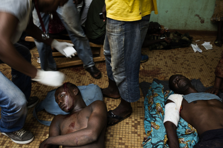 Central African Republic, Bangui, 05 December 2013In Bangui community hospital, a wounded man is waiting for first aid by doctors from MÈdecins Sans FrontiËres (MSF), after clashes between ex-Seleka fighters and anti-Balaka militia, who came in to take over the capital city.RÈpublique centrafricaine, Bangui, 05 dÈcembre 2013Dans l'hopital communautaire de Bangui, un homme blessÈ attend de recevoir les premiers soins par une Èquipe de Medecins sans FrontiËres  aprËs les affrontements entre les forces de l'ex-Seleka et des miliciens Anti-Balaka venus reprendre la capitale.Michael Zumstein / Agence VU