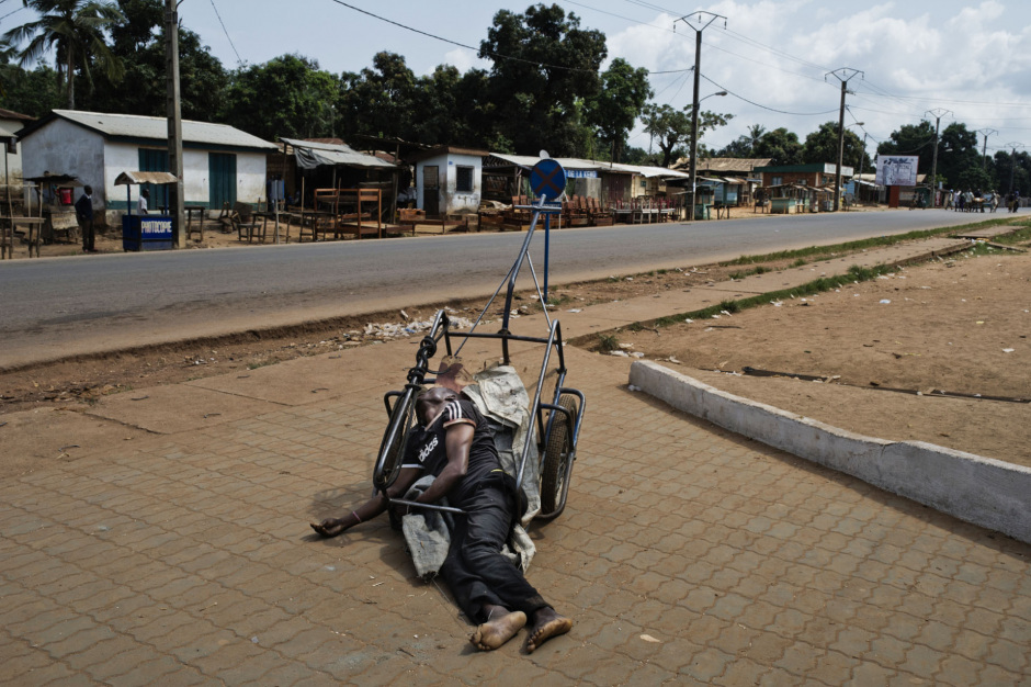 Central African Republic, Bangui, 05 December 2013Dead body of a man, abandoned in a cart in front of Bangui hospital "AmitiÈ", after clashes between ex-Seleka fighters and anti-Balaka militia, came in to take over the capital city.RÈpublique centrafricaine, Bangui, 05 dÈcembre 2013Le cadavre d'un homme est abandonnÈ dans une carriole devant l'hopital de l'AmitiÈ de Bangui, aprËs les affrontements entre les forces de l'ex-Seleka et des miliciens Anti-Balaka venus reprendre la capitale.Michael Zumstein / Agence VU