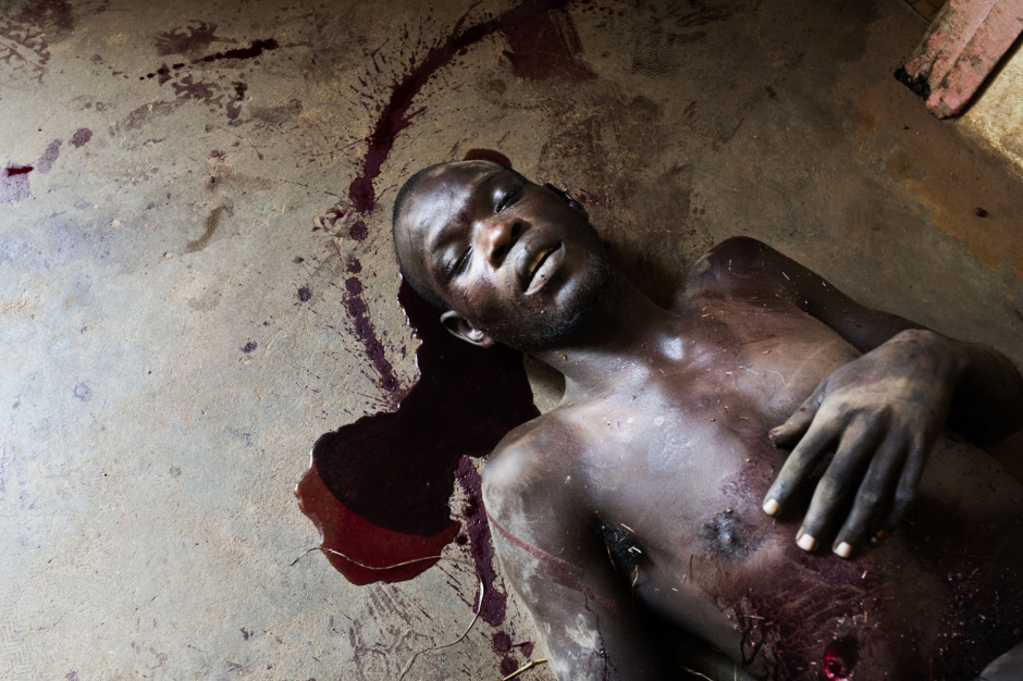 Central African Republic, Bangui, 05 December 2013Dead body of a man, in the morgue of the community hospital, after clashes between ex-Seleka fighters and anti-Balaka militia, who came in to take over the capital city.RÈpublique centrafricaine, Bangui, 05 dÈcembre 2013Cadavre d'un homme dans la morgue de l'hÙpital communautaire, aprËs les affrontements entre les forces de l'ex-Seleka et des miliciens Anti-Balaka venus reprendre la capitale.Michael Zumstein / Agence VU