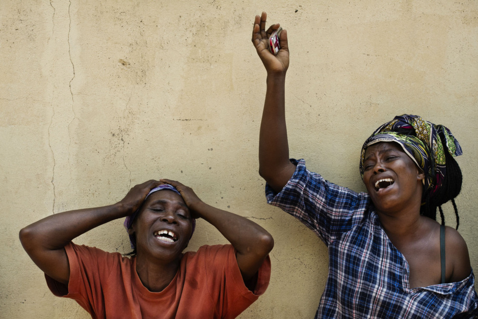 Central African Republic, Bangui, 05 December 2013Women crying after going with a relative at the Bangui coummunity hospital, after clashes between ex-Seleka fighters and anti-Balaka militia, who came in to take over the capital city.RÈpublique centrafricaine, Bangui, 05 dÈcembre 2013Des femmes pleurent aprËs Ítre venues accompagner un de leurs proches ‡ l'hopital communautaire de Bangui, aprËs les affrontements entre les forces de l'ex-Seleka et des miliciens Anti-Balaka venus reprendre la capitale.Michael Zumstein / Agence VU