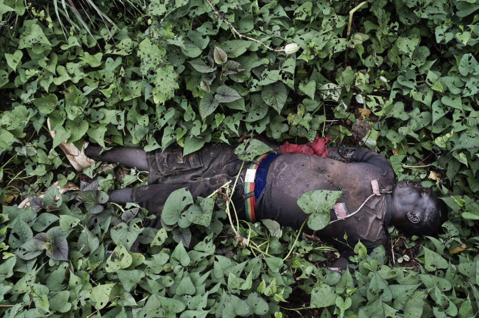 Central African Republic, Bangui, 06 December 2013Dead body of a man, in the backyard of a house, after clashes between ex-Seleka fighters and anti-Balaka militia, who came in to take over the capital city.RÈpublique centrafricaine, Bangui, 06 dÈcembre 2013Le cadavre d'un homme au fond d'une propriÈtÈ, aprËs les affrontements entre soldats de l'ex-Seleka et les milices anti balaka venus reprendre la capitale.Michael Zumstein / Agence VU