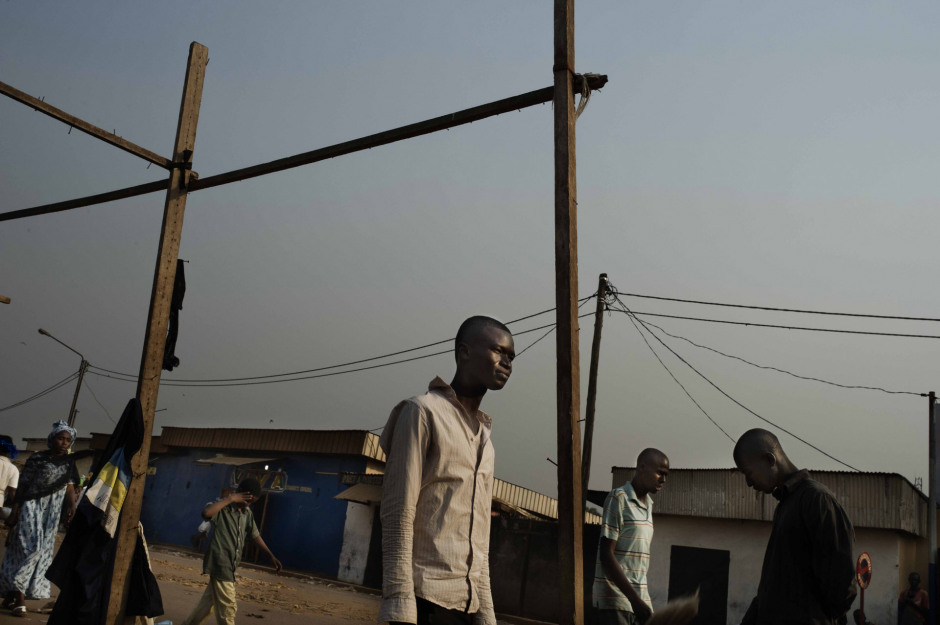 Central African Republic, Bangui, 18 December 2013Street scene in the PK5 district, just before the curfew.RÈpublique centrafricaine, Bangui, 18 dÈcembre 2013ScËne de rue dans le quartier du point kilomÈtrique 5 (PK5), avant le couvre feu.Michael Zumstein / Agence VU