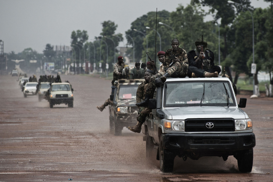 Central African Republic, Bangui, 06 December 2013A line of vehicles carrying ex-Seleka soldiers, is going to the city centre.RÈpublique centrafricaine, Bangui, 06 dÈcembre 2013Une colonne de voitures transportant des soldats de l'ex-Seleka se dirigent vers le centre ville.Michael Zumstein / Agence VU