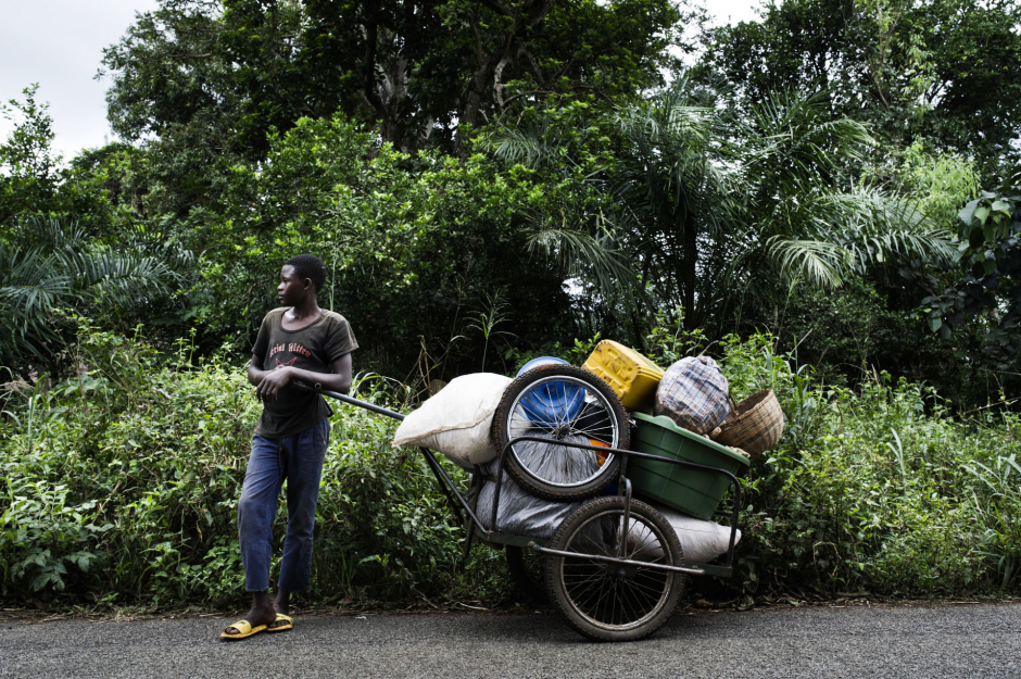 Central African Republic, Bougoula, 04 December 2013In the village of Bougoula, between Bangui and Bouali, a young man from a Christian community is carrying the family belongings, after fleeing attacks from the Fulani community (Muslim).RÈpublique centrafricaine, Bougoula, 04 dÈcembre 2013Dans le village de Bougoula, entre Bangui ‡ Bouali, un jeune homme appartenant ‡ la communautÈ chretienne transporte les affaires de sa famille aprËs avoir fui les attaques de la communautÈ peule (musulmane).Michael Zumstein / Agence VU