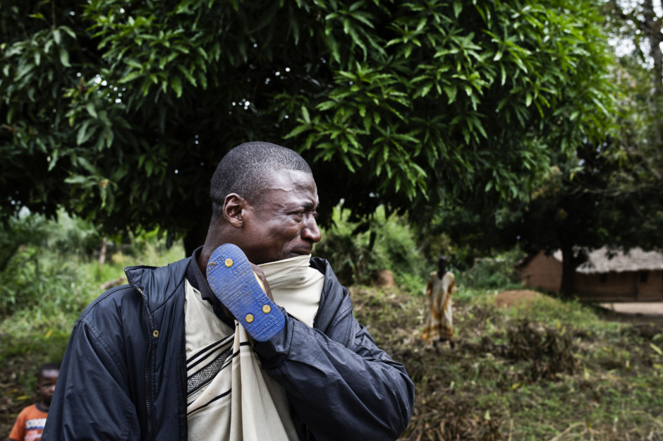 Central African Republic, Bouali, 04 December 2013At the kilometre point N∞47, Arthur is crying as he talks about the violent clashes that took place between the communities and that have forced him to leave his village in the region of Bouali.RÈpublique centrafricaine, Bouali, 04 dÈcembre 2013Au point kilomÈtrique 47 (PK 47), Arthur pleure en Èvoquant les violences intercommunautaires qui l'ont poussÈ ‡ fuir de son village de la rÈgion de Bouali.Michael Zumstein / Agence VU