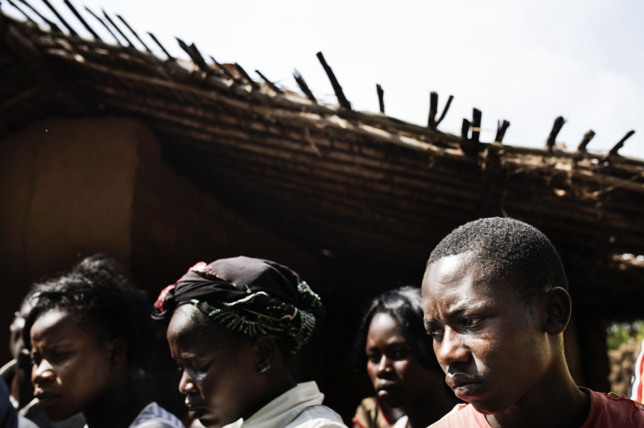 Central African Republic, Bouali, 04 December 2013Relatives of Simon AnzibÈ, a Christian who was killed during clashes with the Muslim community, standing on the grave.RÈpublique centrafricaine, Bouali, 04 dÈcembre 2013Des proches de Simon AnzibÈ, un chrÈtien tuÈ au cours d'un affrontement avec la communautÈ musulmane, se sont rÈunis devant sa tombe.Michael Zumstein / Agence VU
