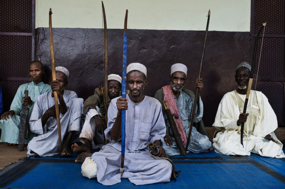 Central African Republic, Bouali, 04 December 2013Muslims from Bouali, with arrows and bows, got together in the Ould Houda mosque.RÈpublique centrafricaine, Bouali, 04 dÈcembre 2013Des musulmans de Bouali, armÈs d'arcs et de flËches, rÈunis devant la mosquÈe Ould Houda.Michael Zumstein / Agence VU