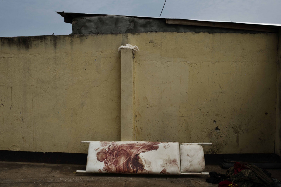 Central African Republic, Bangui, 11 December 2013A bloody stretcher in front of Ali Babolo mosque, after clashes between the soldiers of the former-Seleka and the Anti-Balaka militiamen who came in to take the capital.RÈpublique centrafricaine, Bangui, 11 dÈcembre 2013Un brancard ensanglantÈ devant la mosquÈ Ali Babolo aprËs les affrontements entre soldats de l'ex Seleka et miliciens anti-Balaka venues prendre la ville.Michael Zumstein / Agence VU